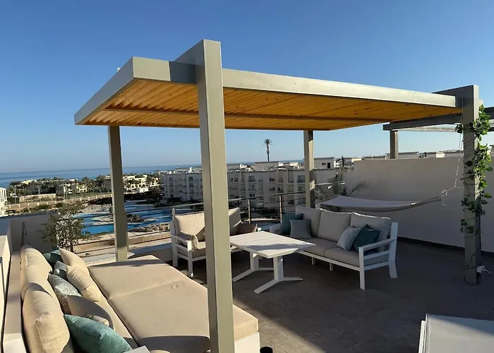 Sunny Penthouse Free Beach, Pools, And Privat Roof Apartman