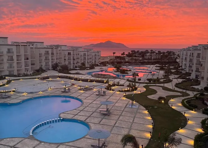 Sunny Penthouse Free Beach, Pools, And Privat Roof *